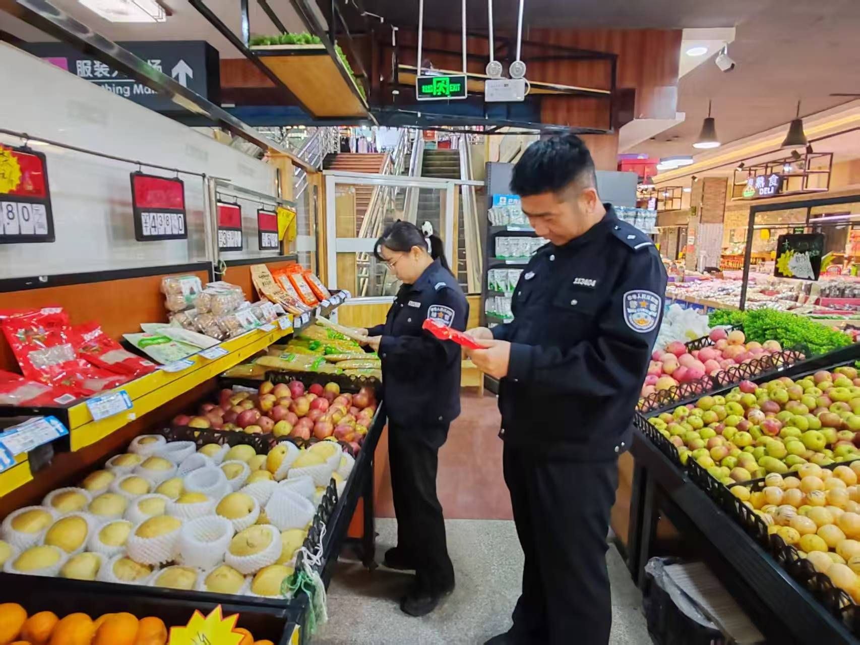 磴口县公安局环食药侦大队联合市场监管部门开展节前食品安全专项检查，守护群众“舌尖上的安全”